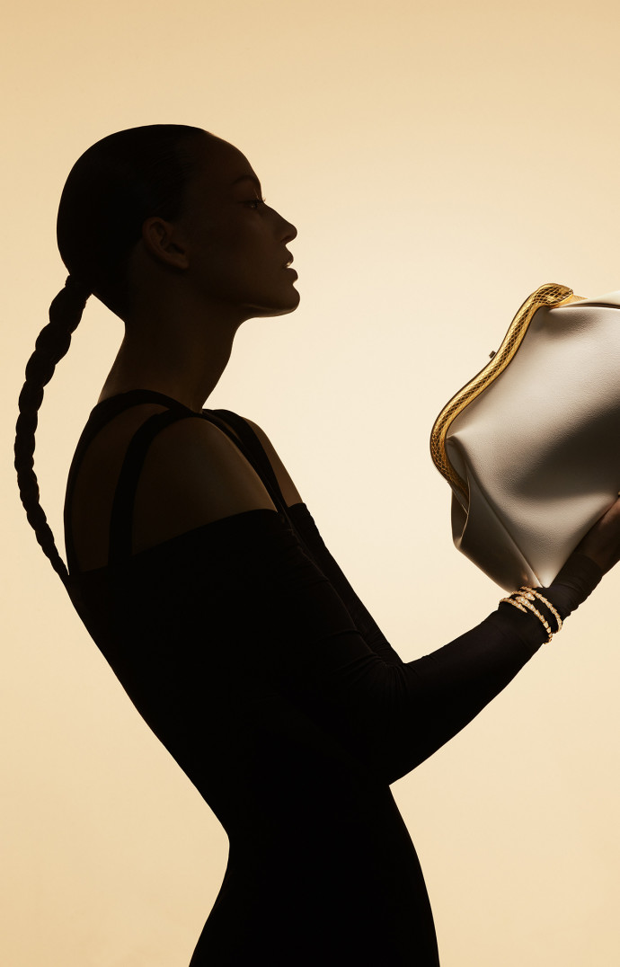 Le serpenti se dessine aujourd’hui sur les sacs de la marque.
