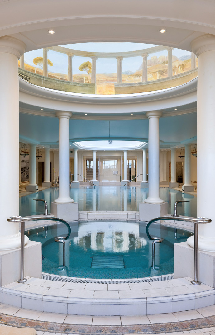 Une piscine « californienne » est également accessible en extérieur.