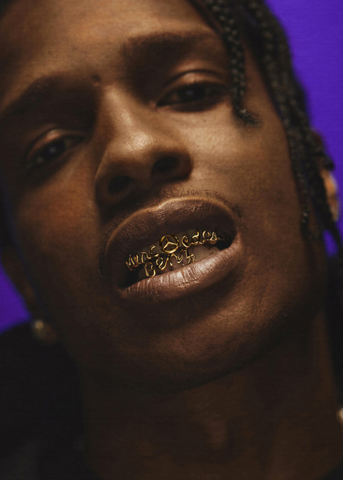 Ici, le rappeur Asap Rocky porte un grillz réalisé par Dolly Cohen en collaboration avec Mercedes Benz.