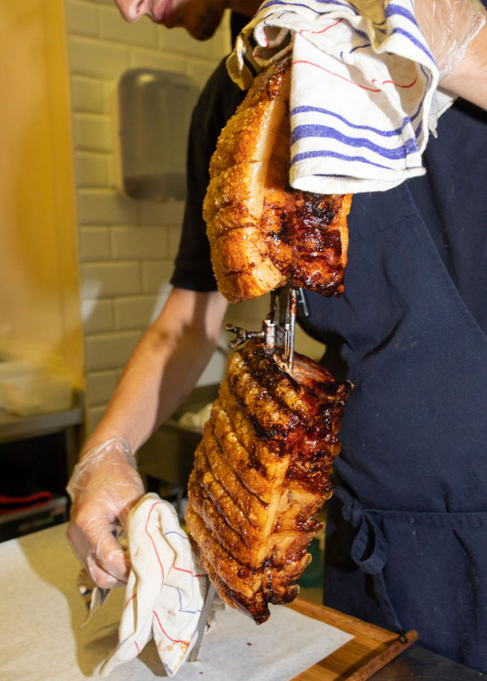 Kantyna est un self-service à l’ambiance rustique, comme en témoigne la salle à manger, rappelant les cantines qui se trouvent parfois dans les boucherie tchèques.