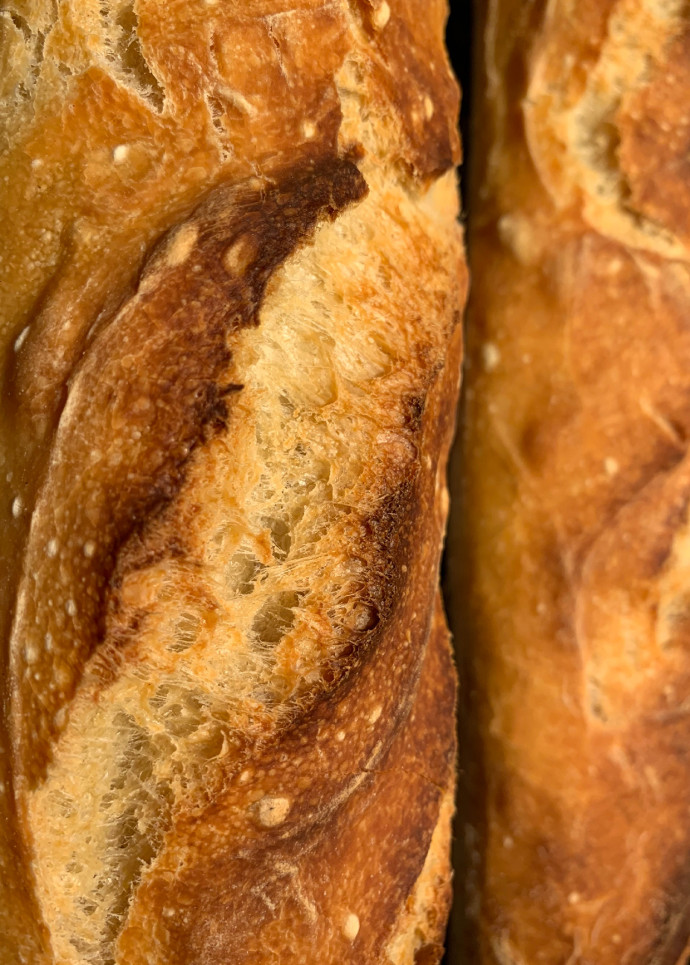 Malgré les nombreux légendes racontent une autre histoire, la baguette est née dans le XXe siècle.