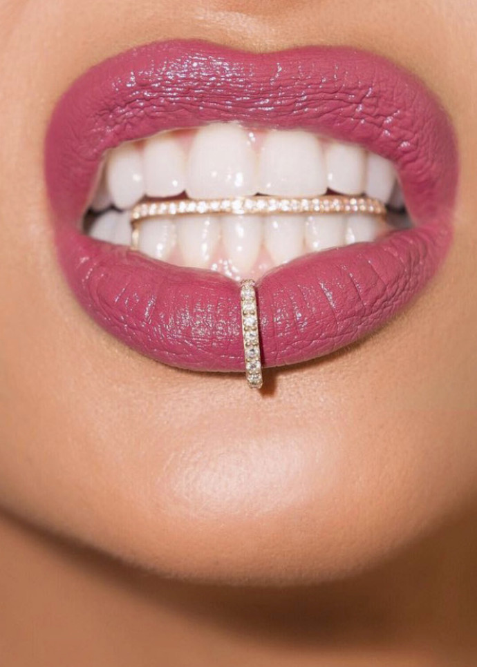 En 2016, Kim Kardashian a affiché sur les réseaux sociaux un grillz signé Dolly Cohen.