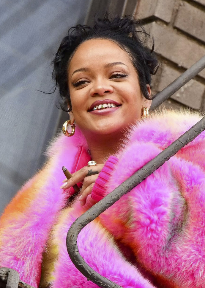 Rihanna fut l’une des premières célébrités à avoir commandé des grillz à Dolly Cohen.