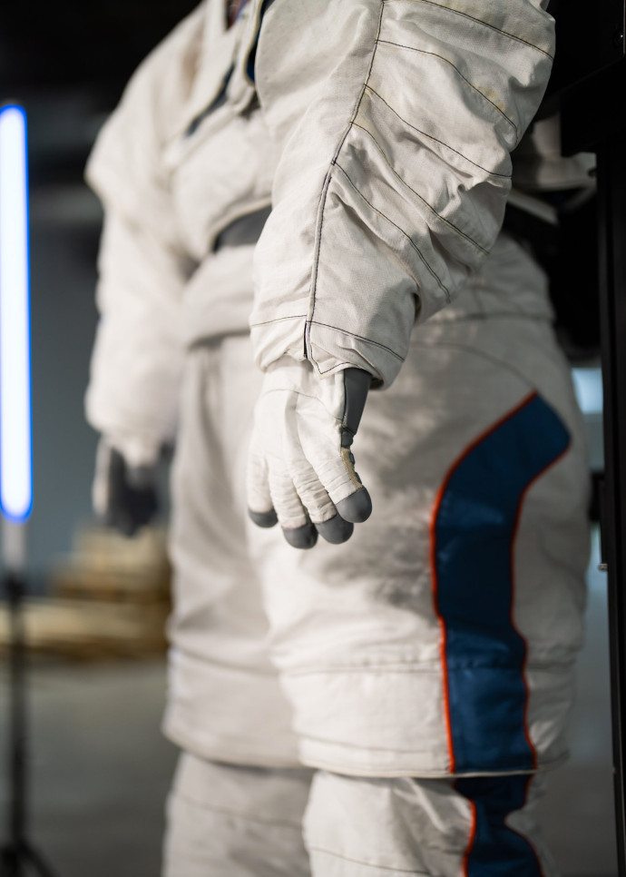 Ici, le prototype de la combinaison spatiale AxEMU.