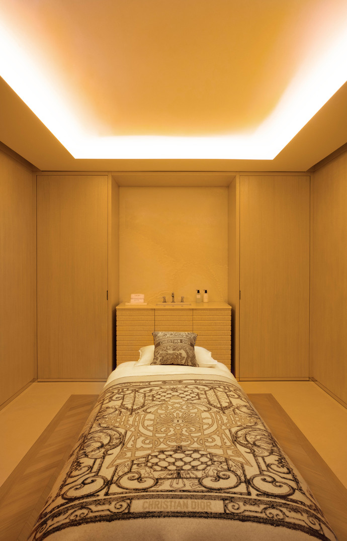 Inédit dans un palace parisien : la Suite Dior Light, développée en exclusivité avec Lucibel.