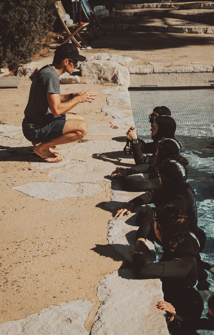 Morgan Bourc’his et ses élèves faisant leurs premiers pas d’apnéistes en piscine.