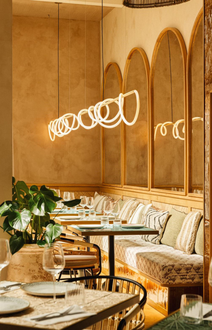 Le petit-déjeuner se tient dans la salle du restaurant.