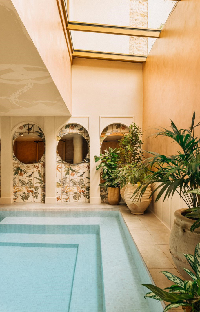 La piscine baignée de lumière naturelle.