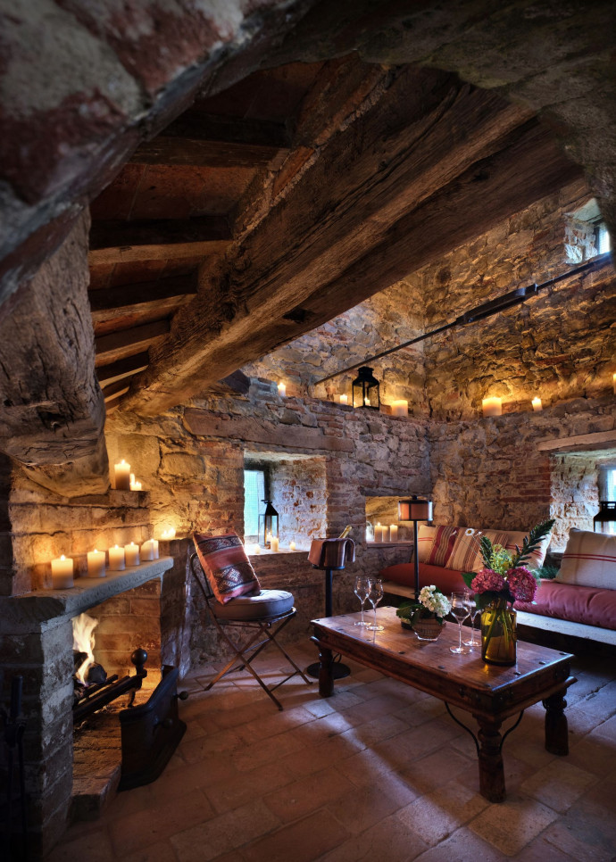 Niché au sommet des remparts, un ancien colombier remanié en petit repaire secret.