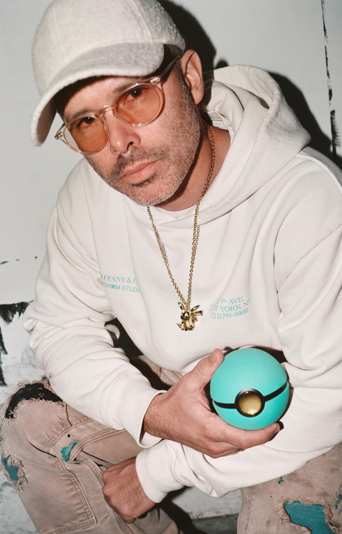 Daniel Arsham avec le pendentif Pikachu et la fameuse Poke Ball.