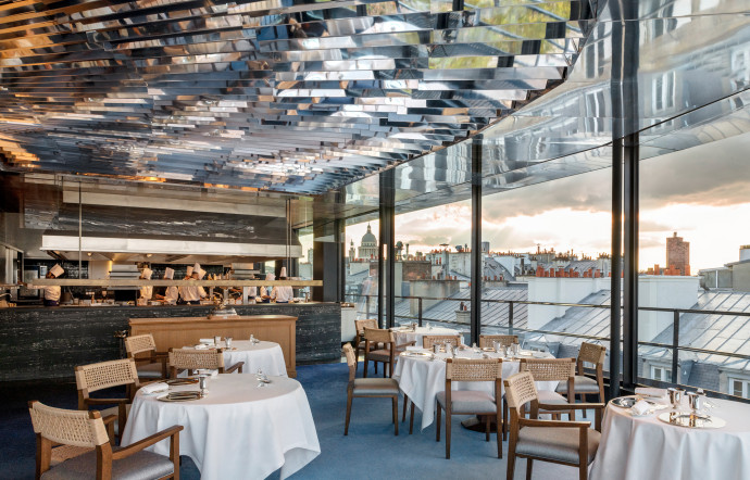 La Tour d’Argent se dote d’n nouveau ciel… d’argent et d’une cuisine qui s’ouvre désormais sur sa salle.