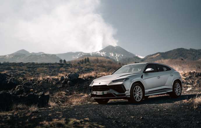 La Lamborghini Urus S est l’un des derniers représentants d’une ère purement thermique pour la marque au taureau, qui devra bien passer par la case électrification.
