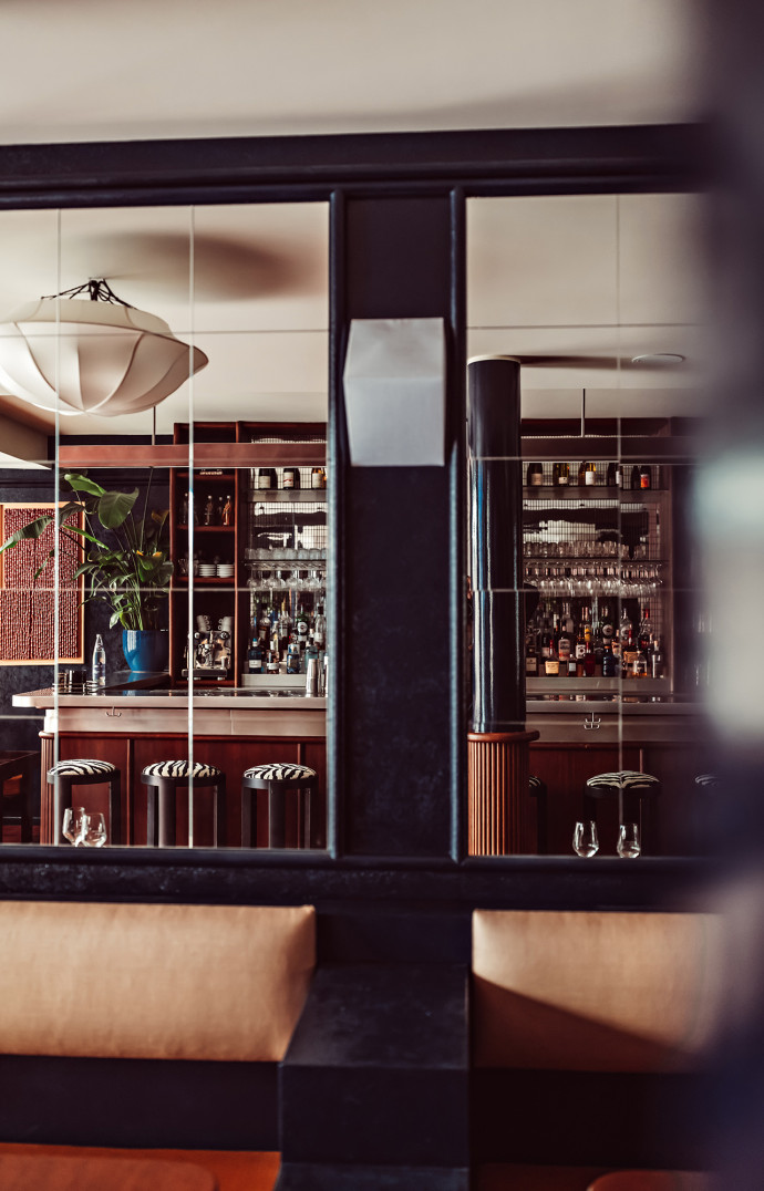 Le duo d’architectes réinterprète les codes classiques du restaurant thaïlandais et du bistrot en jouant sur les contrastes de matières et de couleurs.