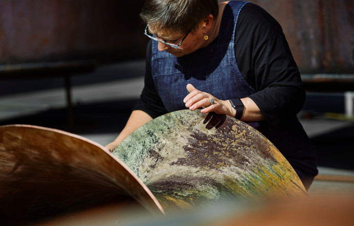 Royal Salute a demandé à l’artiste Kate MccGwire, dont le travail est inspiré par la plume, de créer un flacon sculptural pour son whisky 53 ans d’âge.