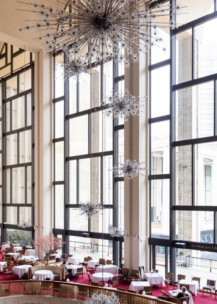 Le spectacle se poursuit au foyer, habillé de lustres en cristal et d’interminables verrières.