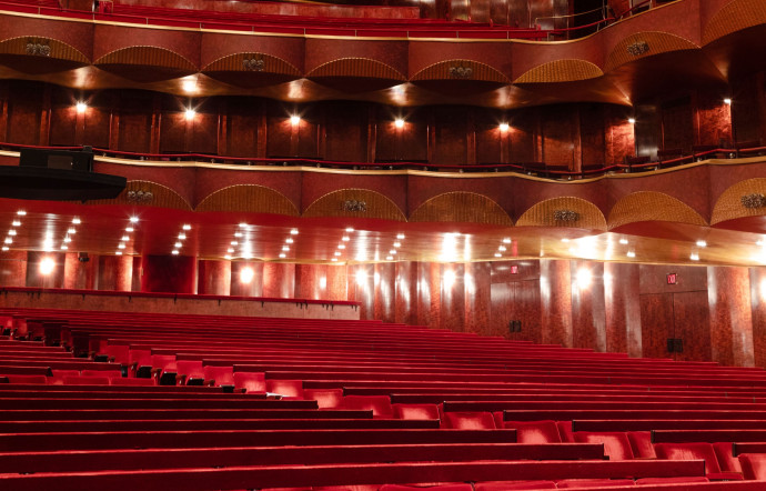 Fièrement campé dans l’Upper West Side, à deux pas de Central Park, le Metropolitan Opera de New York donne le la de l’art lyrique mondial, 2023 - TGL