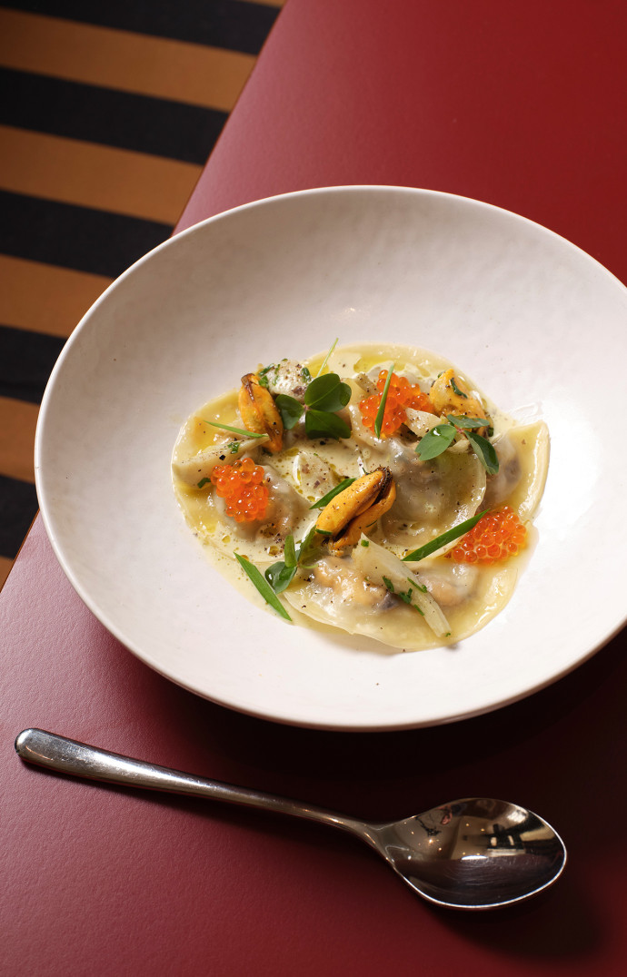 Raviolis vapeur de moules et artichaut, crème de curry vert au beurre d’algues, huile d’estragon.