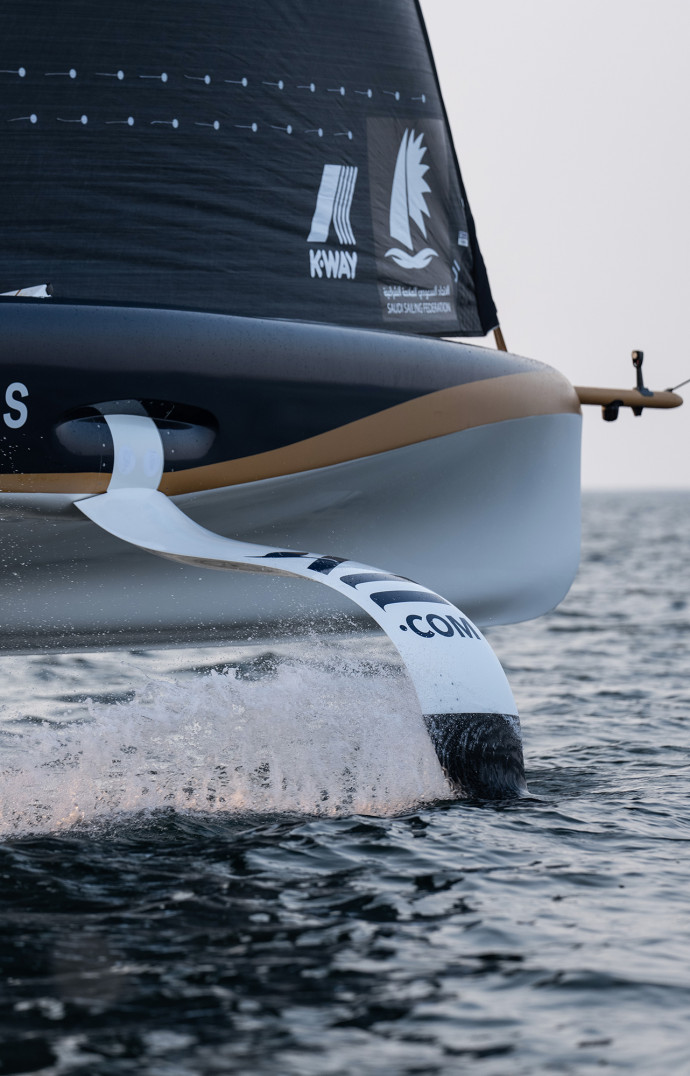 Le foil tribord en plein effort sur l’AC40 des Français.
