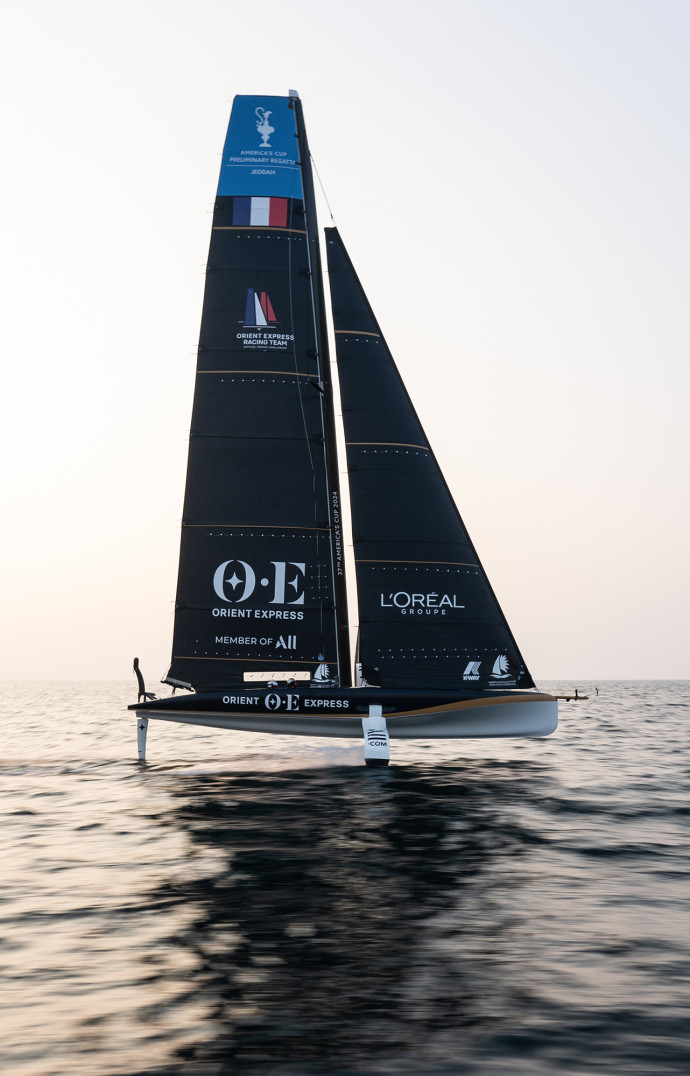 L’AC40 tricolore en plein vol à Jeddah.