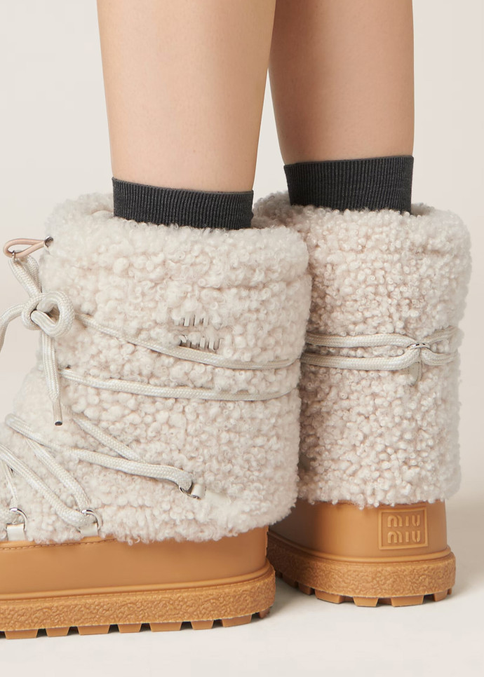 La peau de mouton distingue les bottes de neige de Miu Miu.
