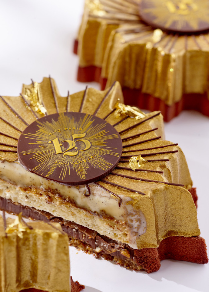 Pour Noël 2023 le Ritz Paris a sorti une bûche célébrant ses 125 ans.