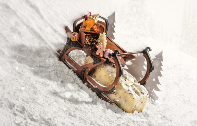 La Bûche de Noël 2023 de Lenôtre est est accompagné d’un luge en chocolat.