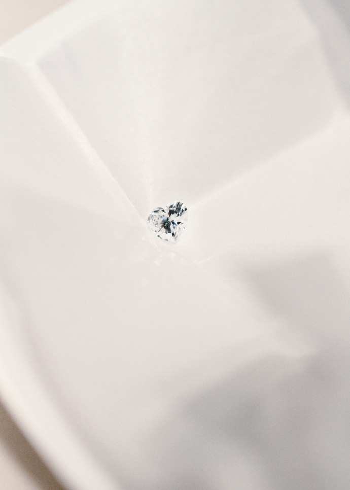 Un diamant de laboratoire a les mêmes propriétés physiques, chimiques et optiques que son confrère provenant des mines.
