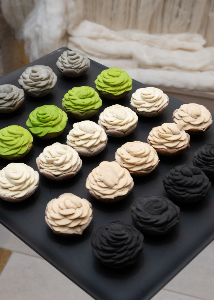 Pour célébrer l’ouverture du flagship parisien de Falconeri, Cédric Grolet a décliné la création phare de sa maison, La Fleur, en 5 saveurs spécialement pensées pour l’occasion : Amande du Piémont, Noisette du Piémont, Pistache, Espresso et citron Yuzu.