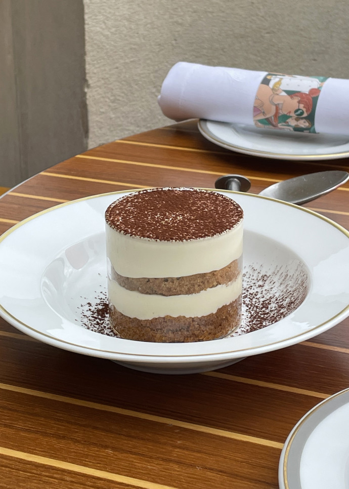 Le tiramisu du Cheval Blanc est objet d’une présentation scénographique.