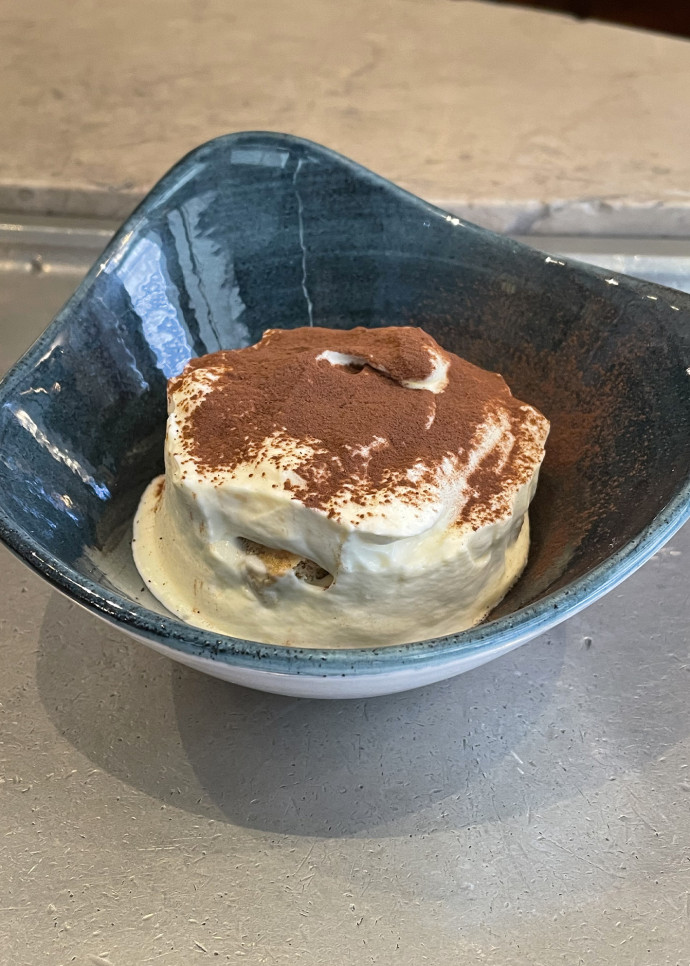 Seulement trois couches composent le tiramisu de l’Osteria Ferrara.