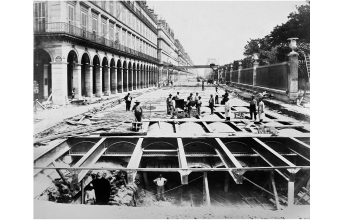 Station « Concorde » (1er-8e arr.), rue de Rivoli. Achèvement du tablier métallique. Charles Maindron (1861-1940), photographe, 25 juillet 1899. Tirage moderne (2023).