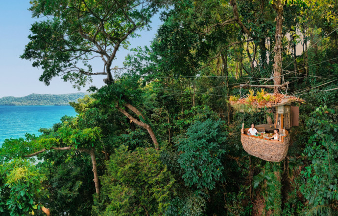 Le Treepod Dining proposé par Soneva Kiri rentre dans les expériences culinaires le plus insolites du monde.