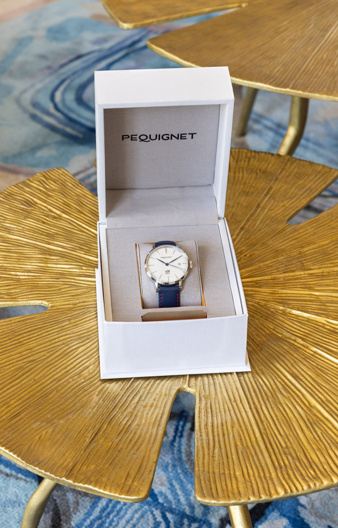 Une montre Pequignet dans son étui.