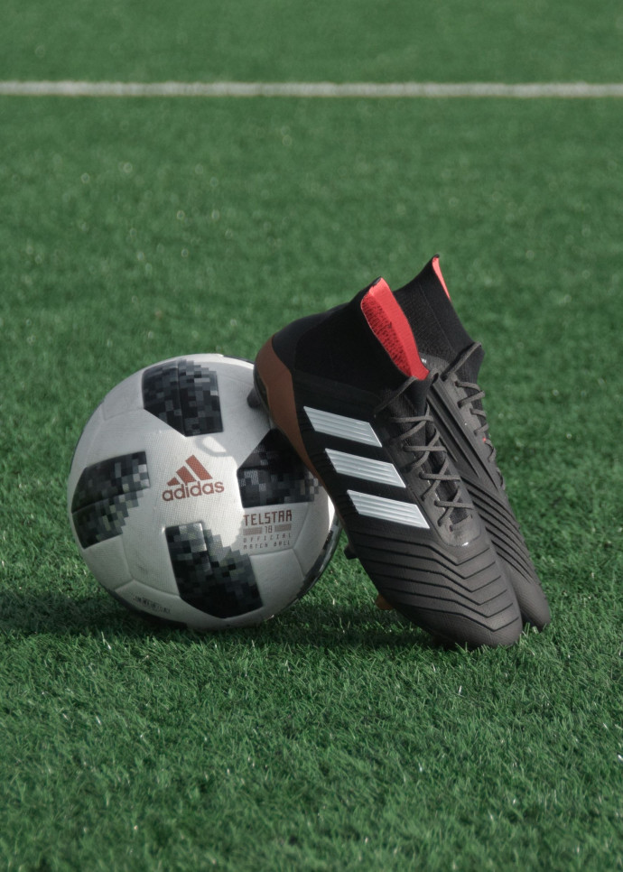Cette première vente – organisée par la maison Millon – a donc proposé aussi bien des maillots de football, de rugby et de cyclisme que des tableaux, des documents, des livres ou des médailles.