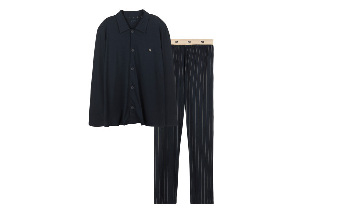 Composé de matière extraite principalement d’eucalyptus, ce compagnon cosy offre un grand confort et maintien la peau en bonne santé. Pyjama Gold Edition style chemisier, en coton et lyocell. Impetus, 115 €.