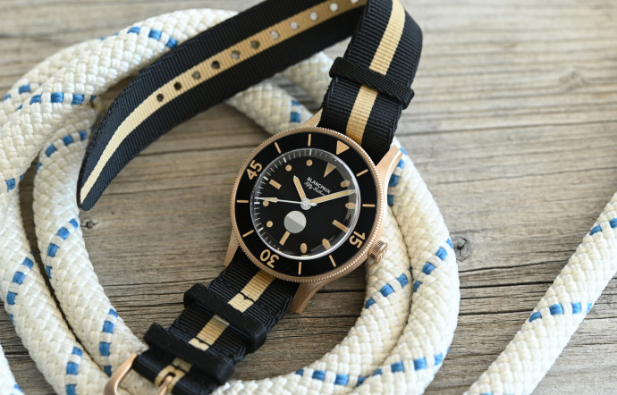La montre bénéficie de trois brevets : une couronne doublement verrouillée, un fond vissé par un système de joints toriques et une lunette munie d’un mécanisme de blocage.