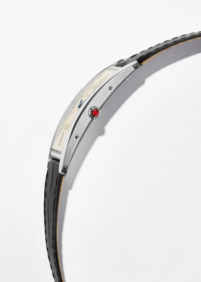 La Tank ­Cintrée en platine, équipée du calibre 9780 MC est, elle, une édition limitée de 150 pièces. 