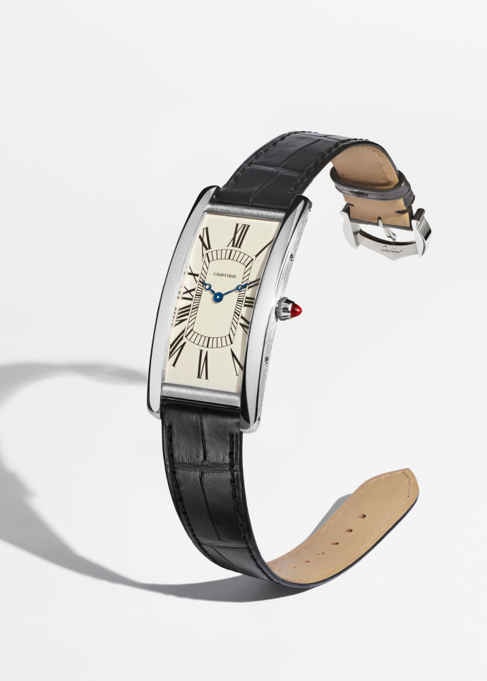 Aujourd’hui, les reflets tempérés des nouvelles Tank en platine collent bien à la tentation du moment : le luxe discret. Cartier cultive ainsi l’art d’être dans l’air du temps.