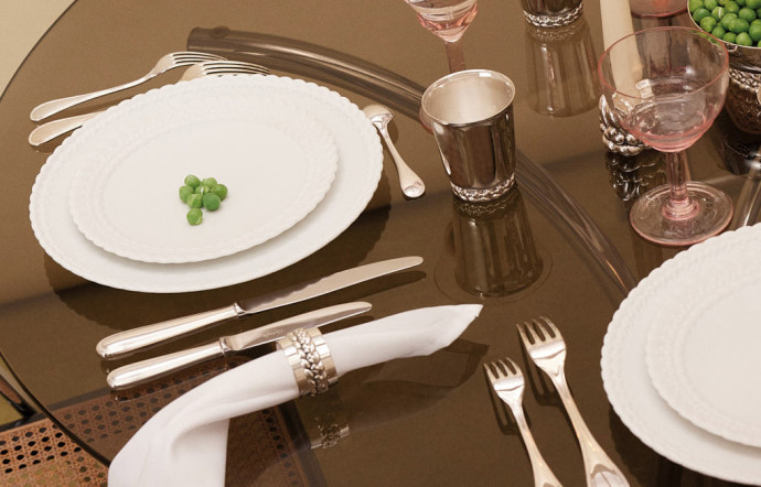 Chez Christofle, on n’hésite pas non plus à craquer pour les ronds de serviette de la collection Babylone, un must sur une table de fête réussie.
