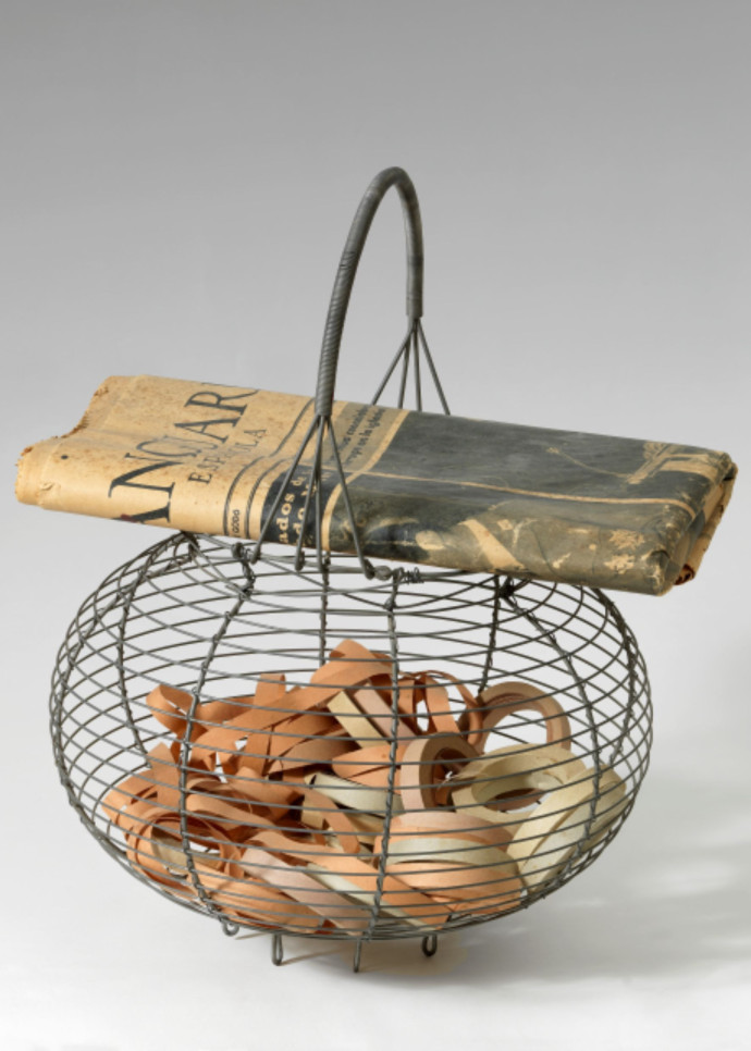 Ouera i diari (Panier à œufs et Journal), 1970, d’Antoni Tàpies.