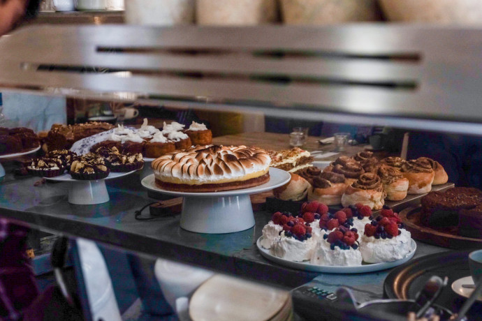 Horace café est réputé pour ses gâteaux faits maison, notamment son carrot cake et sa banoffee pie. © &Georges