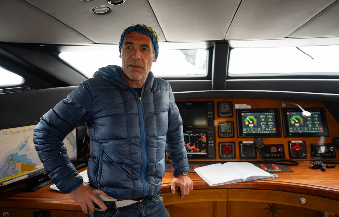 Mike Horn pendant l’un de ses quarts, dans la timonerie de Pangaea.