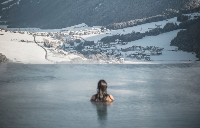 De la collaboration entre Moncler au glacier d’Hintertuxer Gletscher, The Good Life vous offre un panorama de ses clichés favoris du mois, 2023 - TGL