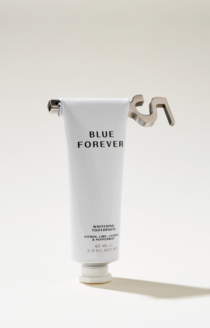 Un doux parfum nostalgique pour le fondateur de la marque : le bleu infini de l’océan. Dentifrice blanchissant Blue Forever, au citron, licorice et menthe poivrée. Un cocktail régressif et frais. Selahatin, 22 €.