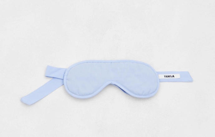 Conçu pour améliorer la qualité du sommeil à la maison comme en voyage. Masque de nuit ajustable, en coton organique et avec insert en laine. Tekla, 70 €.