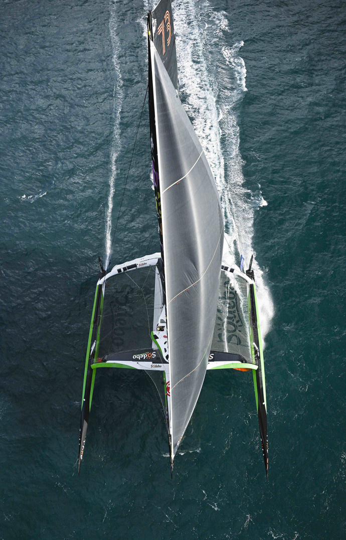 Thomas Coville au départ de la course profite d’un vente favorable pour prendre son envol.