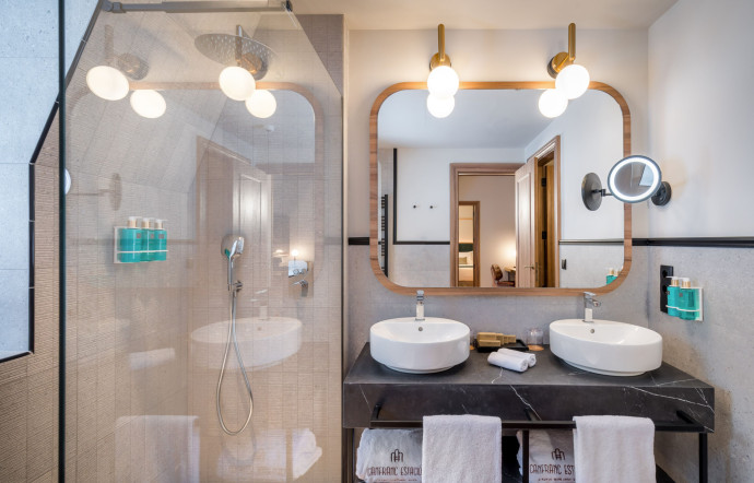 Vue d’une salle de bain composant chaque chambre.