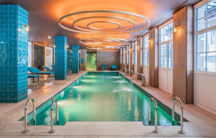 L’espace bien-être avec piscine intérieure.