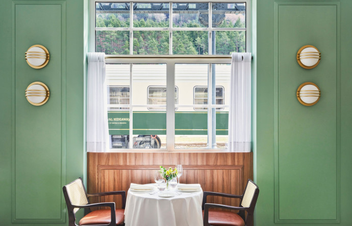 Le restaurant avec sa vue sur la voie de chemin de fer.
