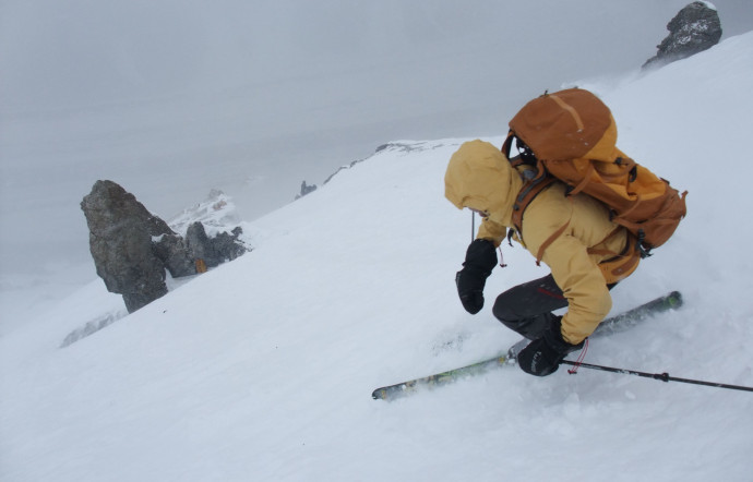 Après une période faste dans les années 70 et 80, la marque Dynafit se retrouve embarquée dans le rêve fou d’un passionné de ski de randonnée, Fritz Barthel, qui en a assez de devoir soulever des kilos à chaque pas – les fixations pèsent alors 1,5 kg chacune. 